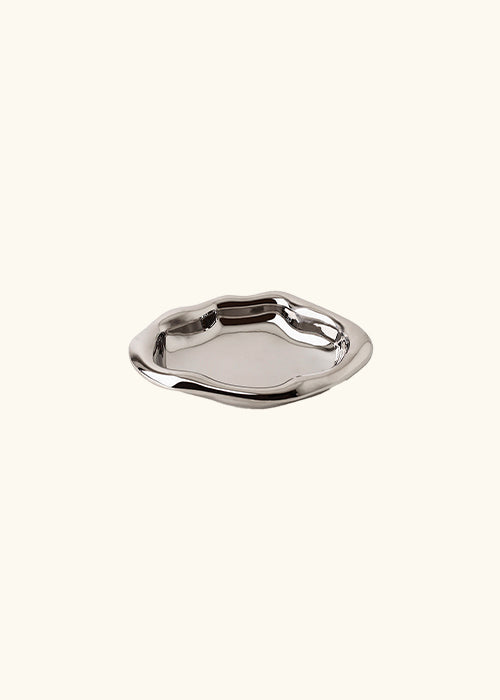 Super Silver - Metal Tray" Collection: Stylish and functional trays in various shapes and sizes – Round plate (W19cm x L19cm x D2cm), Flat plate (W13.5cm x L19.5cm x D1.5cm), Flying saucer (W15.5cm x L23cm x D4.5cm), Big dipper (W19cm x L27cm x D5.5cm). Silver plated.